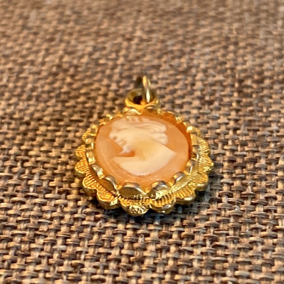 VTG Hand-carved Petite Cameo Pendant - Picture 5 of 7